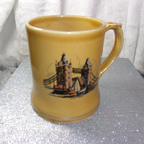 H-14 WADE OF IRELAND POTTERY MUG FEATURING THE TOWER BRIDGE - Picture 1 of 10